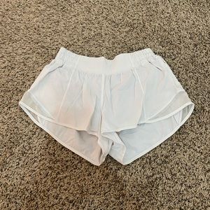 Lululemon Low rise Hotty Hot Shorts 2.5”
